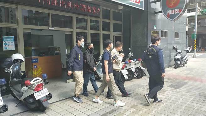 万华警方在康定路一处豪华大楼查获色情应召站，移送应召女4人以及负责人、嫖客共10人。（图／民眾提供）