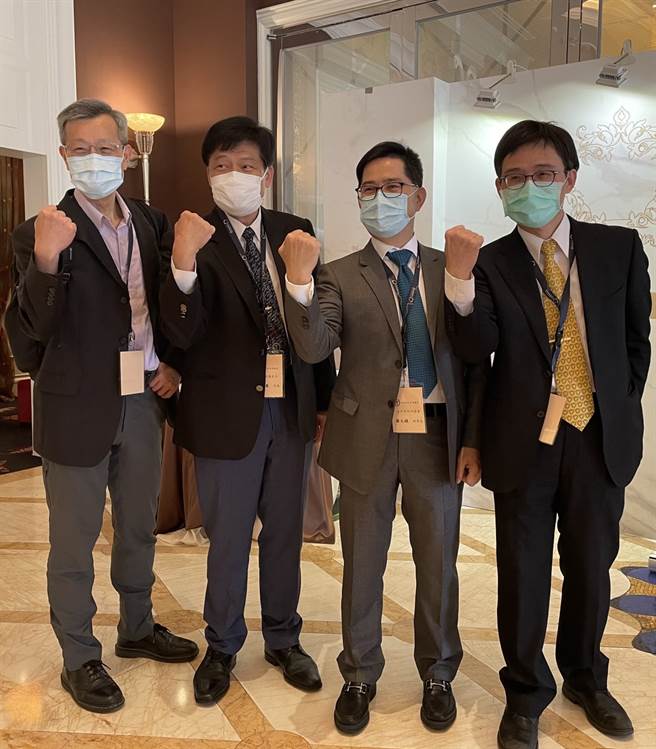 台中市诊所协会即日起启动「中中彰投地区基层C肝微根除计画」，7日盛大举办宣示仪式，台中市卫生局长曾梓展（左二）与彰化县卫生局长叶彦伯（左一）也共同出席。（冯惠宜摄）
