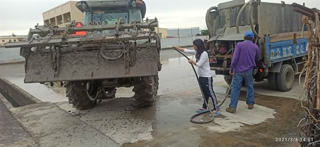 许文萍还会到农地帮忙农民清洗农机，希望农民别再掉了。（许文萍提供／吴建辉彰化传真）