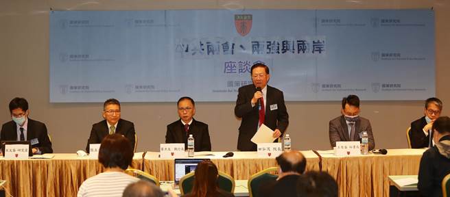 由国策研究院8日举办的「中共两会、两强与两岸座谈会」上，国策研究院董事长兼院长田弘茂（右三）、亚太和平研究基金会执行长董立文（左三）、中华亚太菁英交流协会秘书长王智盛（右二）、淡江大学两岸关系研究中心主任张五岳（左二）、澳洲国立大学亚太学院讲师宋文笛（左一）与台湾智库谘询委员赖怡忠（右一）出席论坛。（图／季志翔摄)