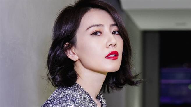 高圆圆近日接下珠宝品牌代言，并在网路上公开美照。（图／微博@高圆圆工作室）