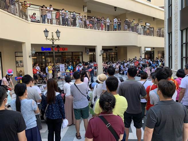 街头艺人精采演出，观眾看得目不转睛。（丽宝Outlet Mall提供／陈淑娥台中传真）