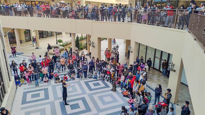 街头艺人精采演出，观眾看得目不转睛。（丽宝Outlet Mall提供／陈淑娥台中传真）