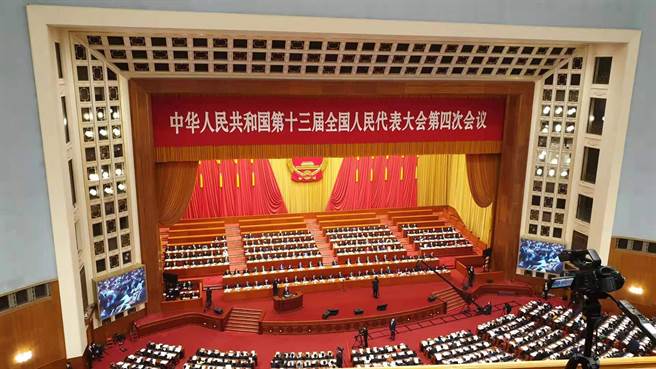 大陆第十三届全国人民代表大会第四次会议今天下午3点在北京人民大会堂第召开第二次全体会议，听取两高工作报告。（蓝孝威摄）