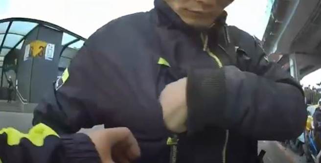 兄弟檔藏安毒 眼尖警識破追百公尺逮人。（圖／影片截圖）