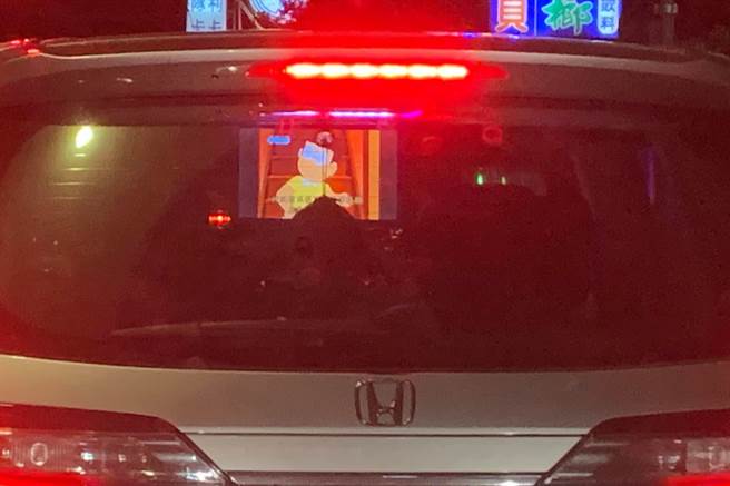 網友分享他的經歷，跟在前車後面看完一集卡通。（翻攝路上觀察學院臉書）