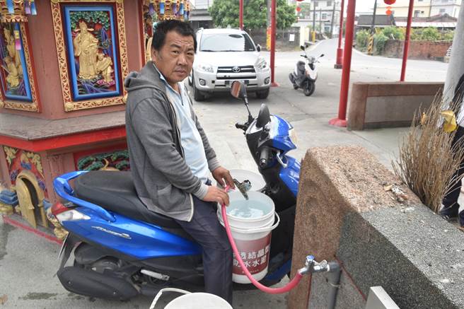 由于无水可用，高雄美浓当地民眾须辛苦载水，方可满足日常生活所需。（林瑞益摄）