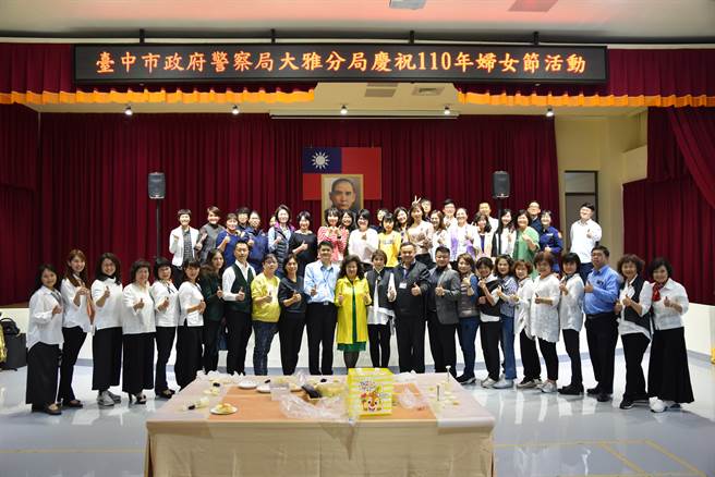 台中市大雅警分局别开生面举办精致茶会，让女性同仁手作糕点及品茗欢度佳节。（大雅警分局提供／陈淑娥台中传真）