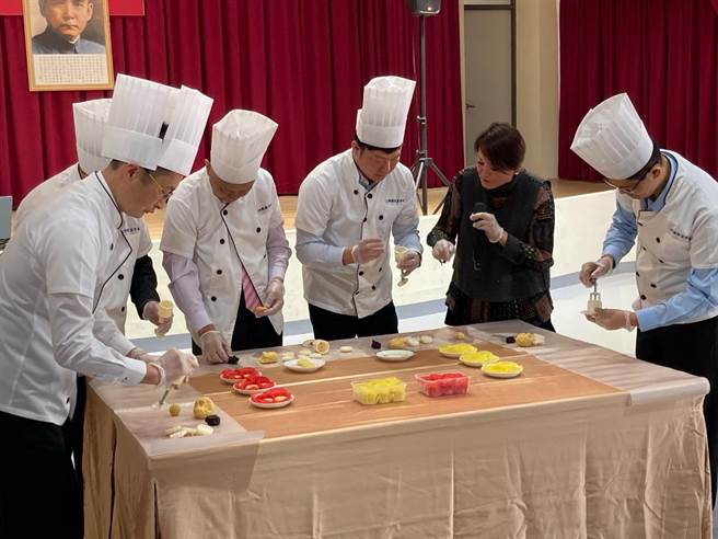 台中市大雅警分局别开生面举办精致茶会，让女性同仁手作糕点及品茗欢度佳节。（大雅警分局提供／陈淑娥台中传真）
