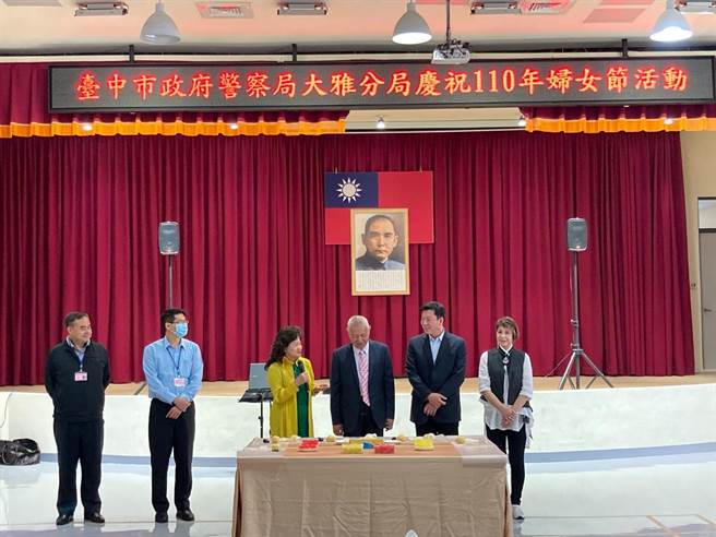 台中市大雅警分局别开生面举办精致茶会，让女性同仁手作糕点及品茗欢度佳节。（大雅警分局提供／陈淑娥台中传真）