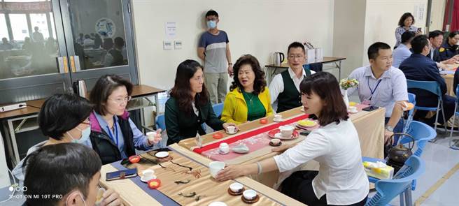 台中市大雅警分局别开生面举办精致茶会，让女性同仁手作糕点及品茗欢度佳节。（大雅警分局提供／陈淑娥台中传真）