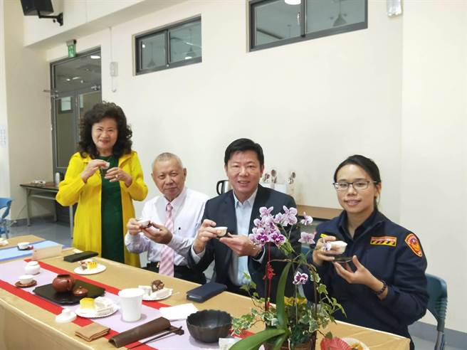 台中市大雅警分局别开生面举办精致茶会，让女性同仁手作糕点及品茗欢度佳节。（大雅警分局提供／陈淑娥台中传真）