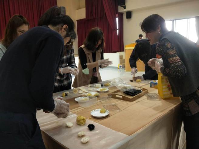 台中市大雅警分局别开生面举办精致茶会，让女性同仁手作糕点及品茗欢度佳节。（大雅警分局提供／陈淑娥台中传真）