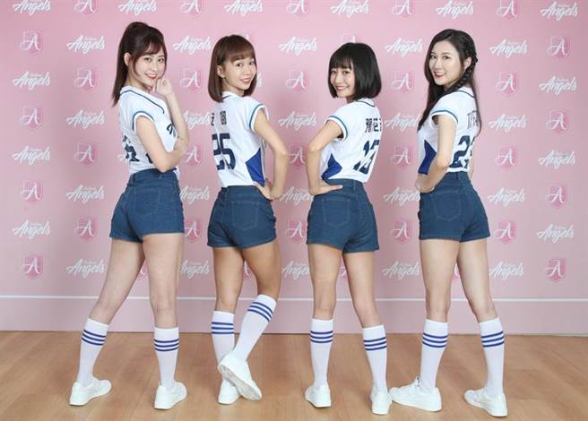 中职富邦悍将8日在新庄球场举办啦啦队Fubon Angels春训团练暨媒体见面会，4名新成员Jessy（左起）、安娜、豫花花与Tiffany也正式亮相。（中央社）