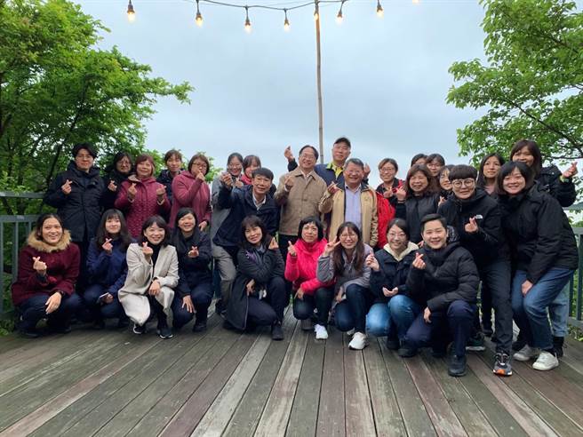 新北市樹林警分局為慶祝婦女節，特別邀請女警到轄內網紅咖啡廳，品嚐特製咖啡，並送上肌膚保養禮盒。（圖由樹林分局提供）