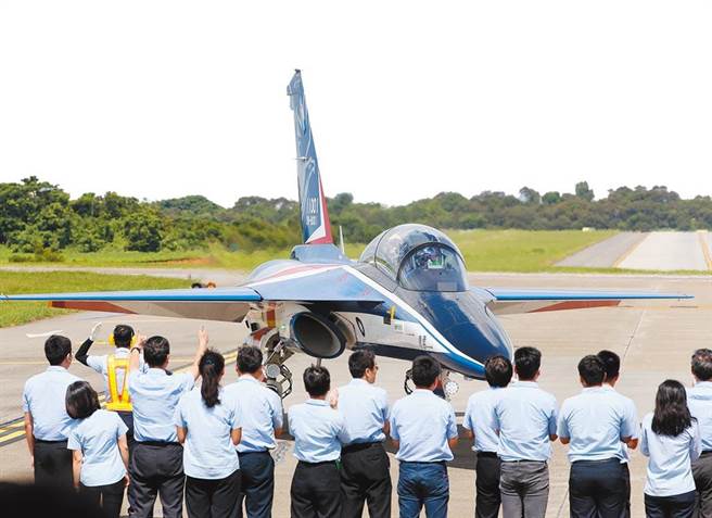 国造勇鹰高教机（见图）将在2026年完成交机，届时拟汰除F-5。（本报资料照片）
