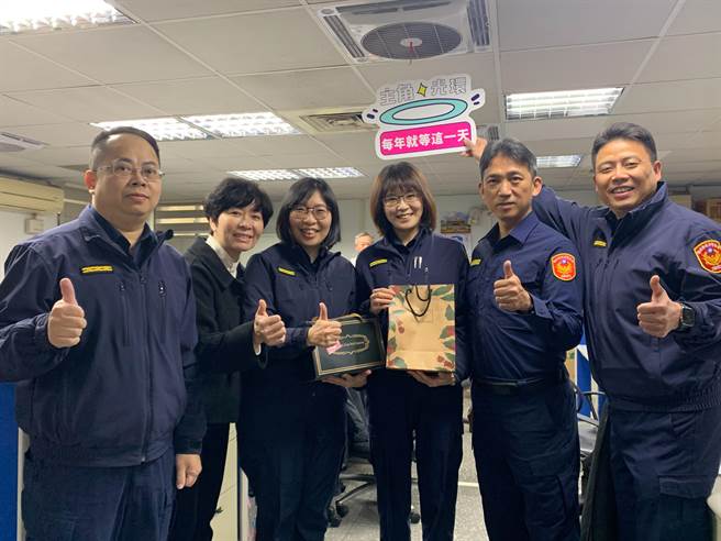 新北市土城警分局为庆祝妇女节，分局长周振安特别赠送惊喜小礼给女警，让同仁直呼「揪甘心」。（图由土城分局提供）
