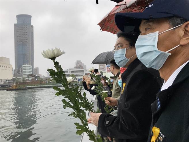 纪念追思活动尾声，基隆市长林右昌带领全体与会人员将菊花抛下海中悼念。（陈彩玲摄）