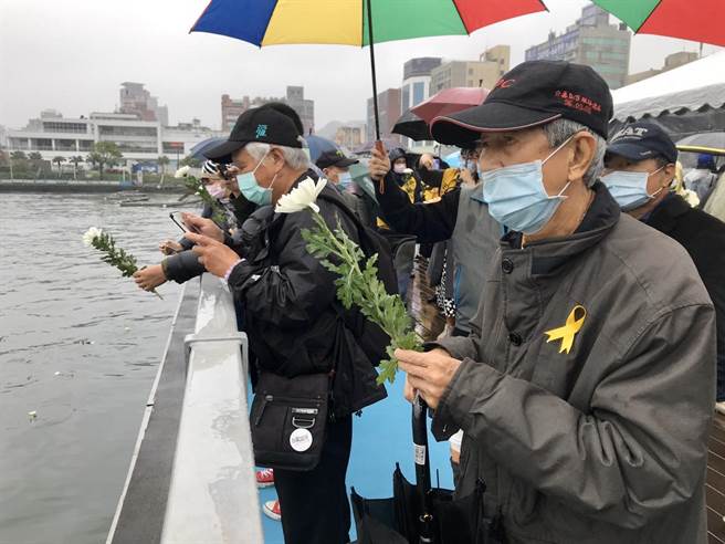 纪念追思活动尾声，基隆市长林右昌带领全体与会人员将菊花抛下海中悼念。（陈彩玲摄）