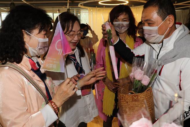 侯友宜在妇女节活动中送女性香氛玫瑰花。（许哲瑗摄）