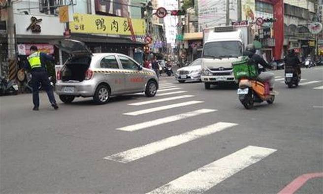 有照10年不敢开车 女子开教练车上路撞倒骑士 影片曝光惊见三宝（翻摄画面）