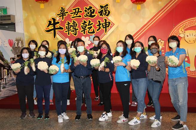 台东市长张国洲为女员工送上白花椰菜及白萝卜，做为妇女节贺礼。（台东市公所提供）