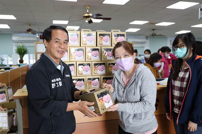 卑南乡长许文献祝贺女员工「有钱花」、「尽量花」。（卑南郷公所提供）