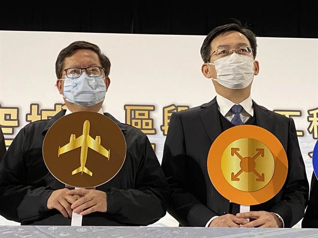 「桃园航空城」第一期公共工程1756公顷将斥资576亿元兴建，桃园市长郑文灿（左）8日携手民航局长林国显（右）宣布3月底上网招标，力拼11月1日优先区进场施工。（蔡依珍摄）