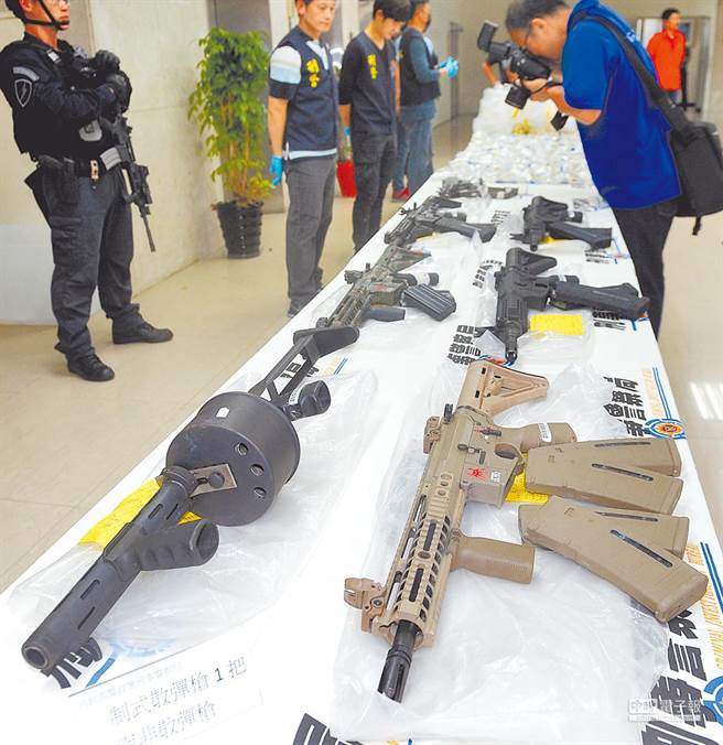 查缉走私枪示意画面 (中时资料照片)