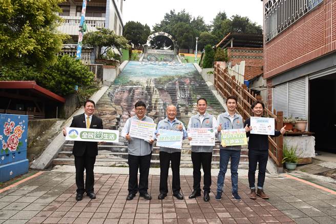 苗栗县有4家银级环保标章旅馆，串联周边自然生态、田园景观及在地美食，苗栗县长徐耀昌8日欢迎游客入住体验深度绿色旅游。（何冠娴摄）