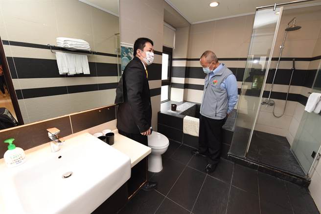 苗栗县有4家银级环保标章旅馆，苗栗县长徐耀昌8日参观F HOTEL 三义馆节能减碳及各项环保措施，欢迎游客入住体验深度绿色旅游。（何冠娴摄）