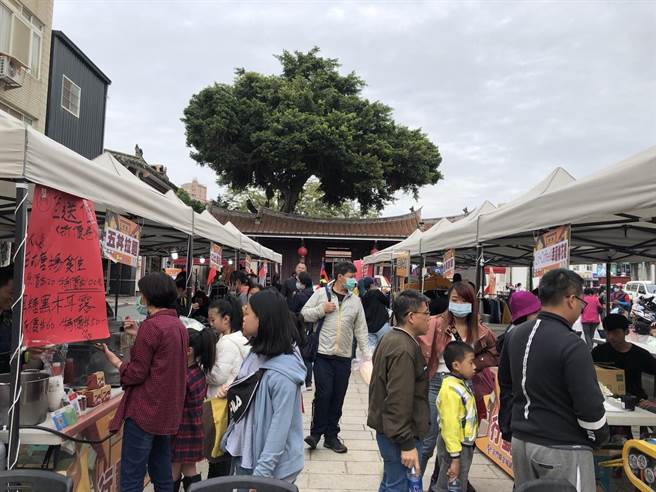 金門縣府建設處推動「嗶」經濟，圖為去年在總兵署前的市集活動。（金門縣府建設處提供）