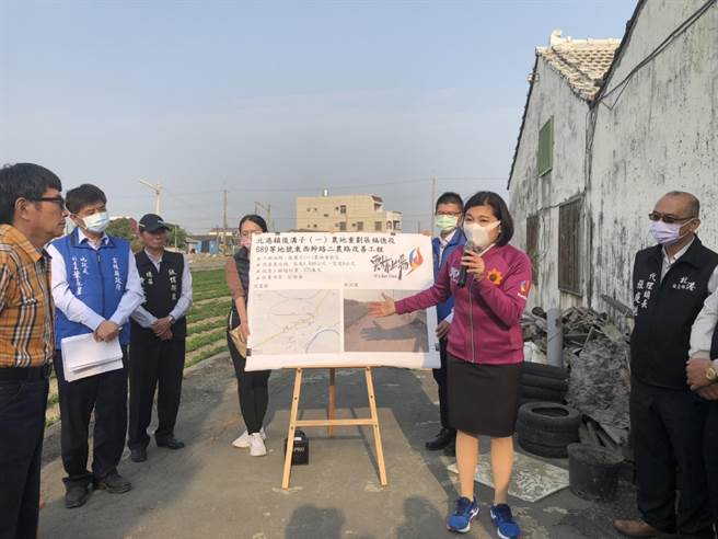 云林县沿海3乡镇农地重划区农水路老旧失修，云林县长张丽善（右二）会勘编列逾800万元经费进行改善。（张朝欣摄）