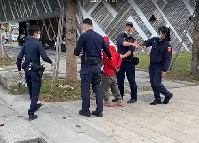 台东警分局将持刀閒晃的醉汉带回侦办。（民眾提供）