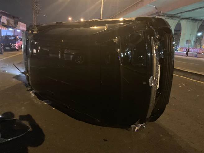 台中市北屯区发生肇事丰田Land Cruiser Prado越野车，因不明原因失控擦撞路旁车辆，因撞击力道太大，越野车当场侧翻。（读者提供／张妍溱台中传真）