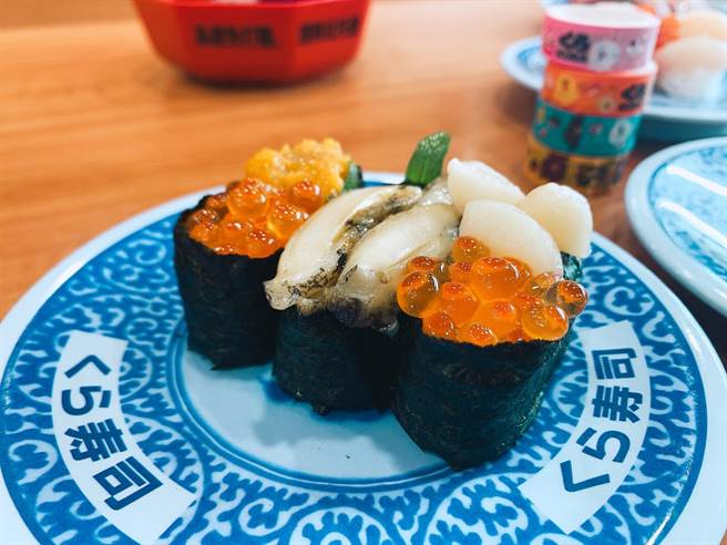 鮭魚卵鮑魚奢華三貫，80元。（吳奕萱攝）