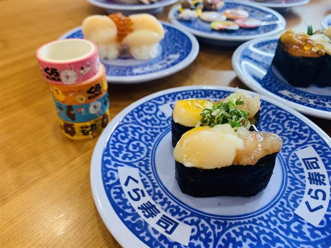 鹽味半熟蛋甜蝦仁軍艦，40元。（吳奕萱攝）