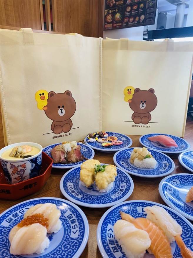 「熊大BROWN &amp; FRIENDS 不織布手提袋」，來店消費滿1200元贈送。（吳奕萱攝）