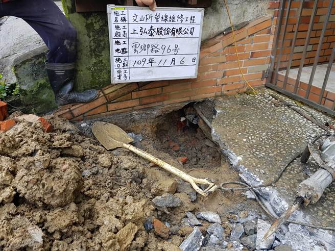 新北市深坑区「云乡山庄」40多年来必须靠抽水马达打水使用，住户需额外负担电费、管线维修、自来水耗损等费用。（里长李传震提供／叶书宏新北传真）