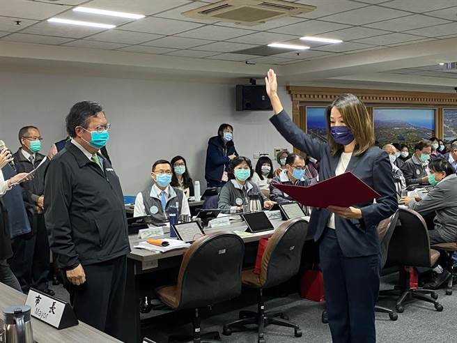 桃園市長鄭文燦上任後力推女性主管，32局處中有9人都是女性主管，其中資科局長余宛如去年12月底才上任。（蔡依珍攝）