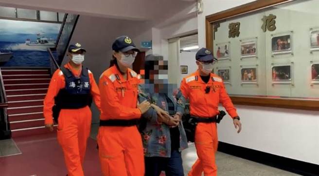 6旬女通缉犯逃逸16年，栽在东琉线交通船实名制。(海巡提供／谢佳潾屏东传真)