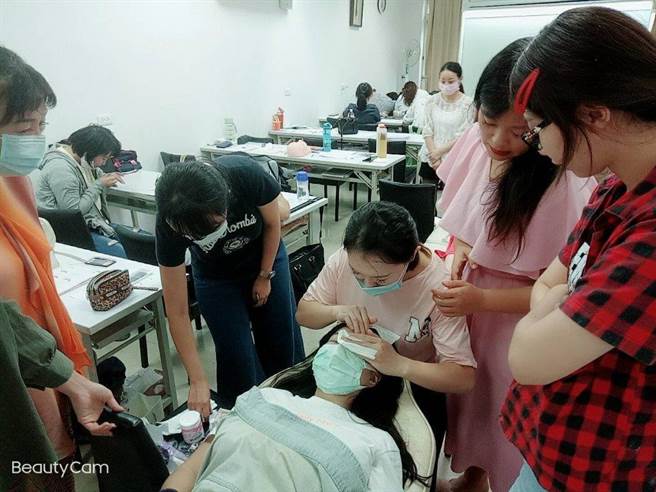 美睫美容芳疗师班。(就业职训服务处提供／蔡依珍桃园传真)
