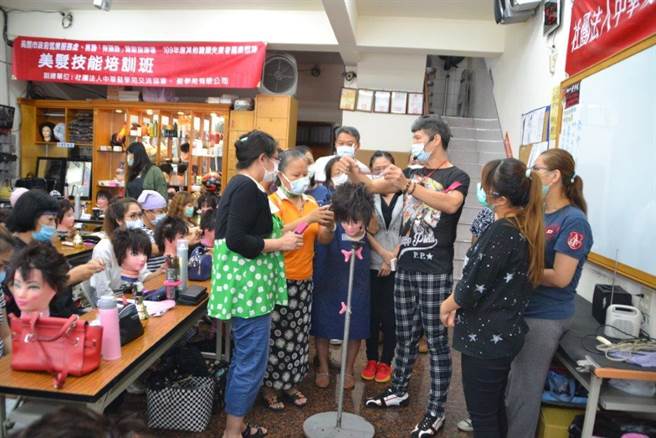美髮技能培训班。(就业职训服务处提供／蔡依珍桃园传真)