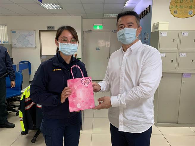龟山警分局长萧钦杰赠送面膜和香氛袋给执勤中的女性同仁。(警方提供／蔡依珍桃园传真)