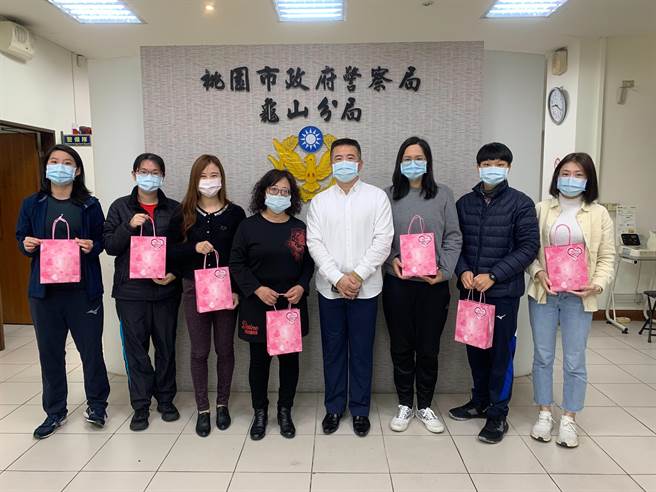 龟山警分局长萧钦杰赠送面膜和香氛袋给执勤中的女性同仁。(警方提供／蔡依珍桃园传真)