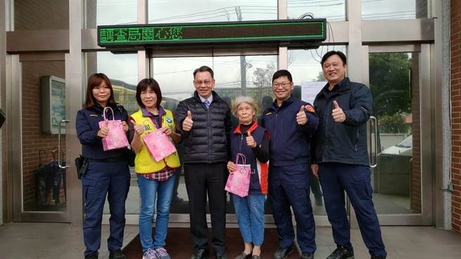 八德警分局长陈百禄赠送面膜和香氛袋给执勤中的女性同仁。(警方提供／蔡依珍桃园传真)