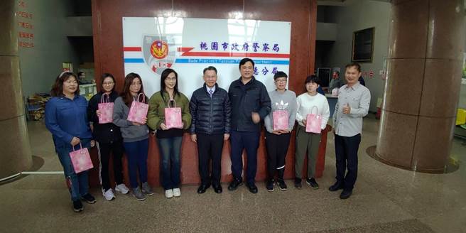 八德警分局长陈百禄赠送面膜和香氛袋给执勤中的女性同仁。(警方提供／蔡依珍桃园传真)