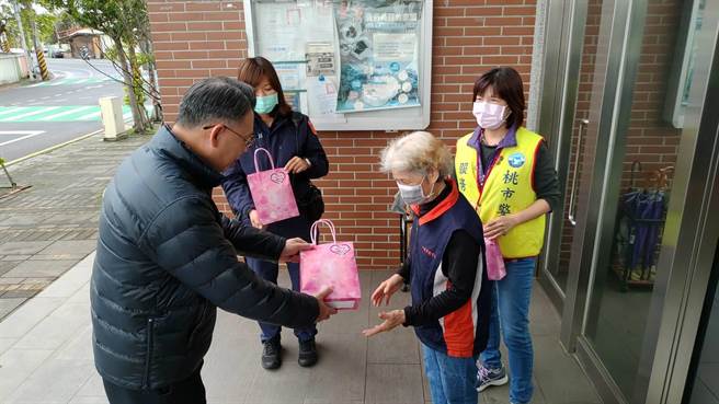 八德警分局长陈百禄赠送面膜和香氛袋给执勤中的女性同仁。(警方提供／蔡依珍桃园传真)