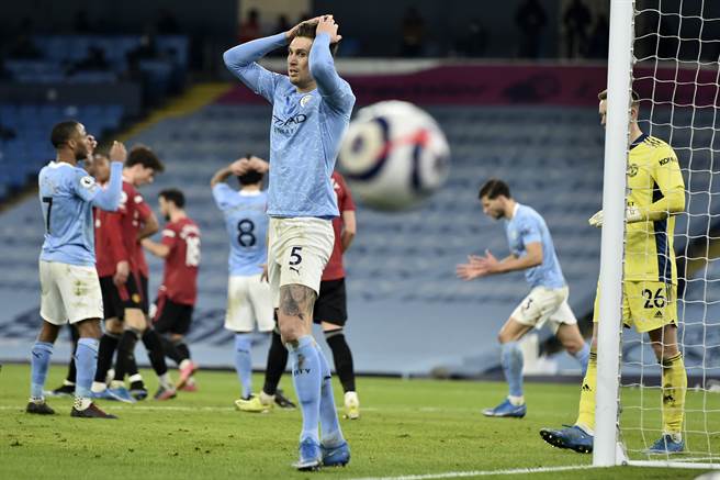 曼城史东斯错失进球相当懊悔。（美联社）