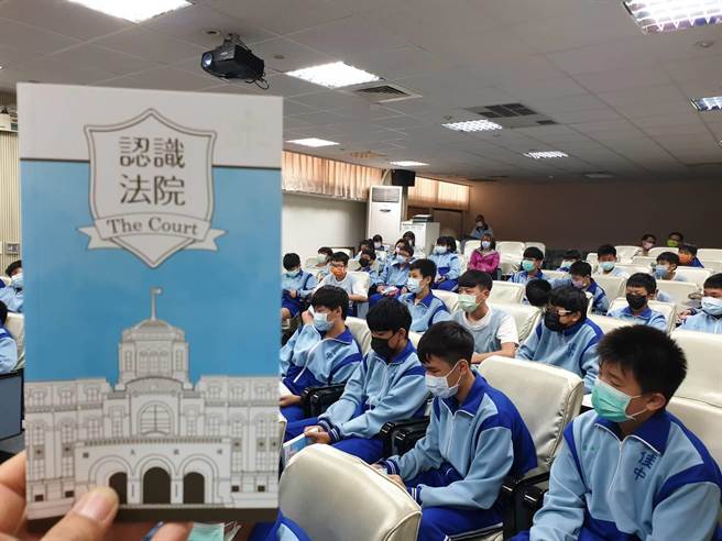 廉洁法治向下扎根，佳冬青年学子参访屏东地方法院。（佳冬乡公所提供／谢佳潾屏东传真）